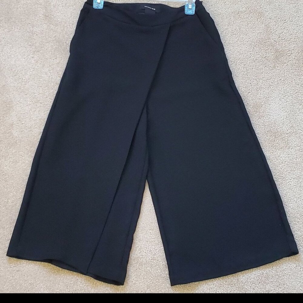 Who What Wear Black Pleated Loose Leg Capri. Size 6